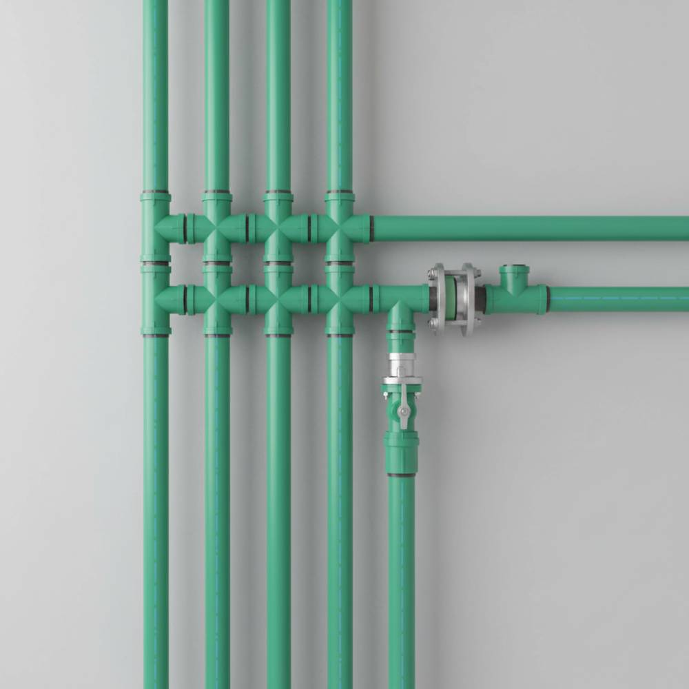 Tubulação de Tubo PPR verde instalada em sistema hidráulico, mostrando as conexões de termofusão em um ambiente predial.