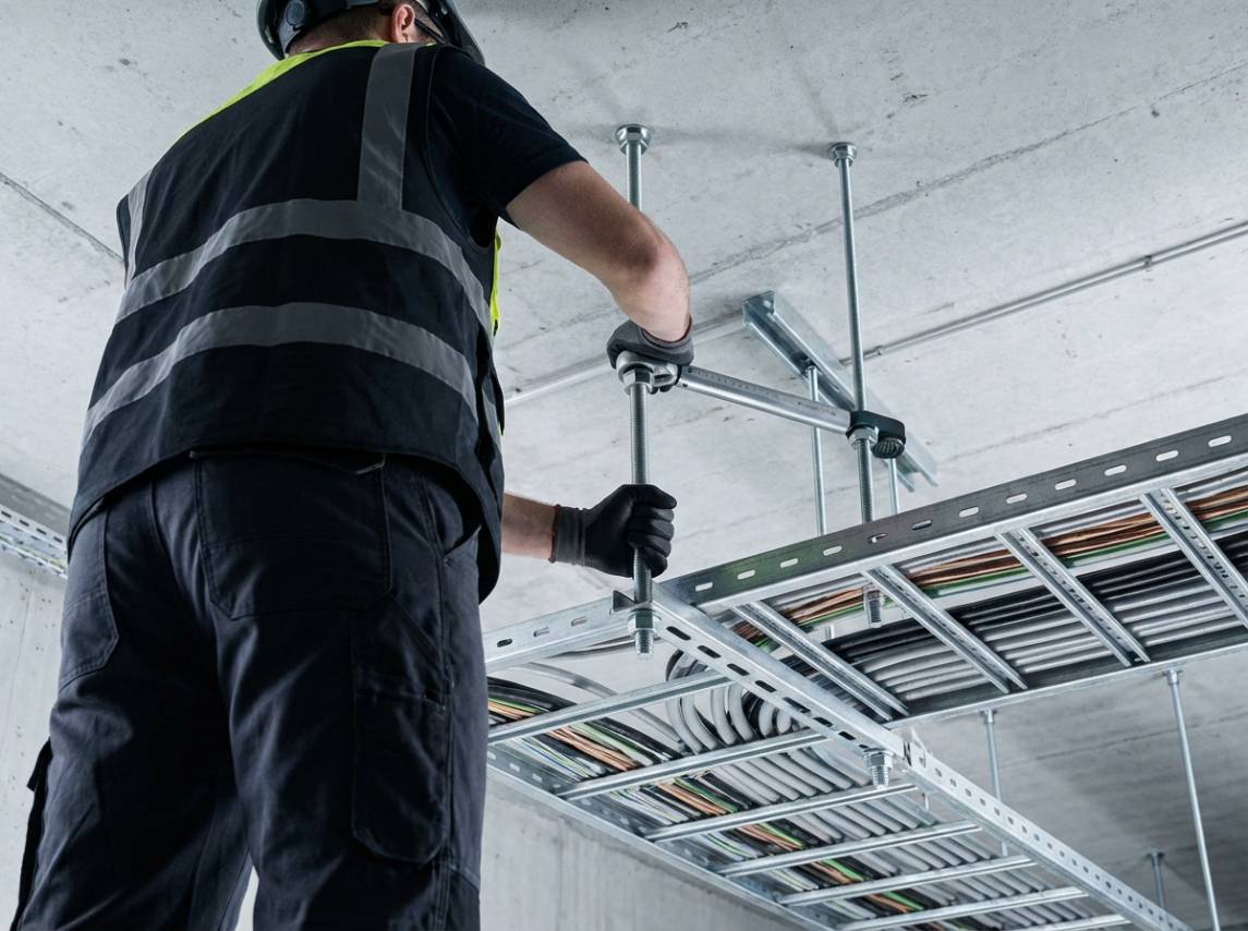 Técnico utilizando torquímetro em barra roscada.